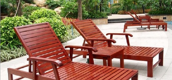 Chất liệu gỗ được sử dụng khá nhiều trên các ghế bể bơi này