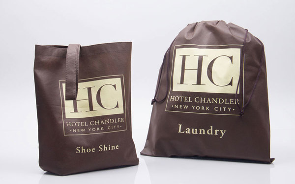 Khách sạn có bắt buộc phải in logo lên túi giặt là không?