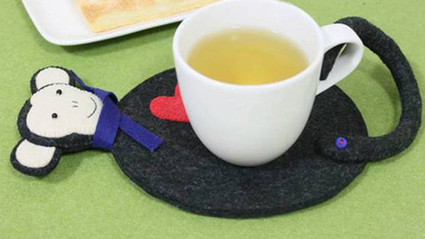 Một chiếc lót ly đáng yêu hình chú khỉ con sẽ khiến khách hàng thích thú hơn khi thưởng thức trà tại quán