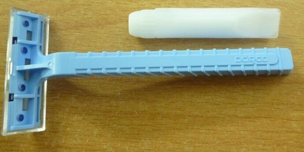 Mẫu dao cạo râu cán nhựa, màu xanh nhạt nhẹ nhàng