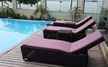 Mua giường bể bơi cho khách sạn cần quan tâm đến những tiêu chí gì?