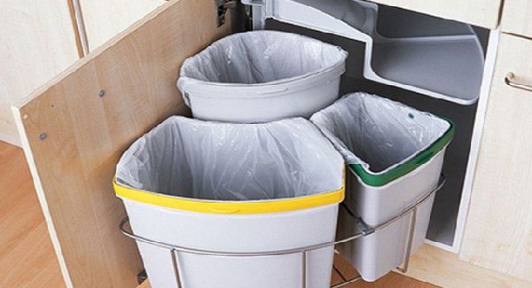 Các mẫu thùng rác bằng nhựa có kiểu dáng thiết kế cân đối cùng cách lắp đặt mới lạ này đem lại không gian rộng rãi hơn cho phòng bếp