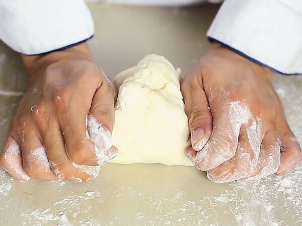 Công đoạn nhào bột để tạo ra món bánh tằm bì độc đáo