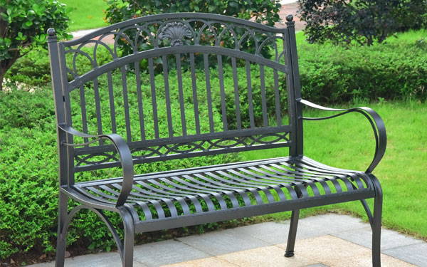 Ghế ngoài trời bằng sắt là kiểu ghế được nhiều người ưa chuộng hiện nay