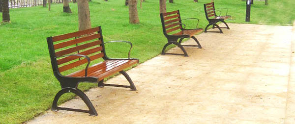 Ghế công viên Poliva được thiết kế kết hợp giữa nhựa giả gỗ composite với gang đúc