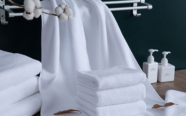 Khăn tắm và các loại khăn khác trong khách sạn thường ưu tiên màu trắng