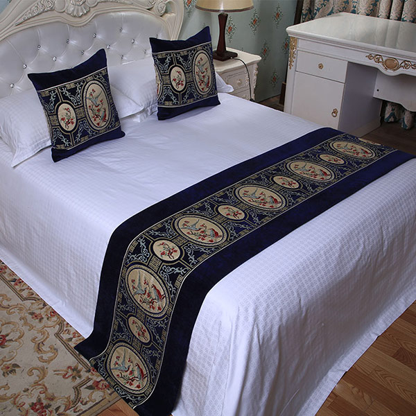 Sắc màu tối đi kèm họa tiết cổ điển nổi bật trên tông màu giường khách sạn màu trắng