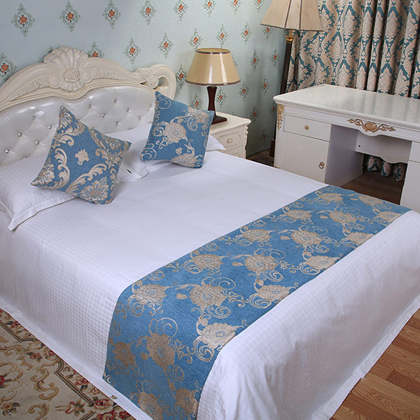 Họa tiết mềm mại của tấm trang trí giường khách sạn tạo nên nét dịu dàng cho căn phòng