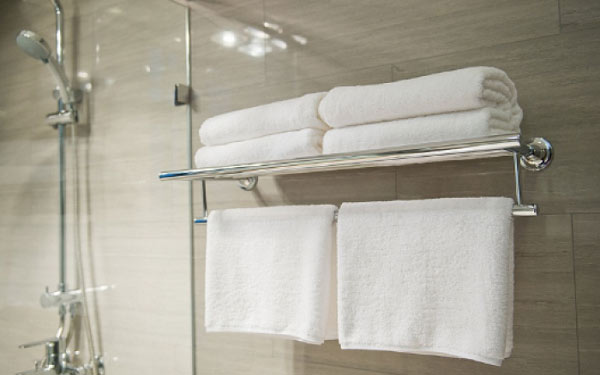 Các loại khăn khách sạn thường được trang bị sẵn trong phòng tắm