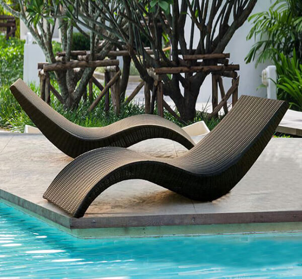 Mẫu ghế hồ bơi mây nhựa kiểu dáng uốn cong đặc biệt thích hợp với không gian nghỉ dưỡng cao cấp