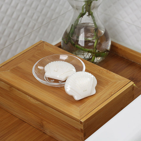 Xà bông vỏ sò được bày trong khay bố trí trong phòng tắm tạo điểm nhấn