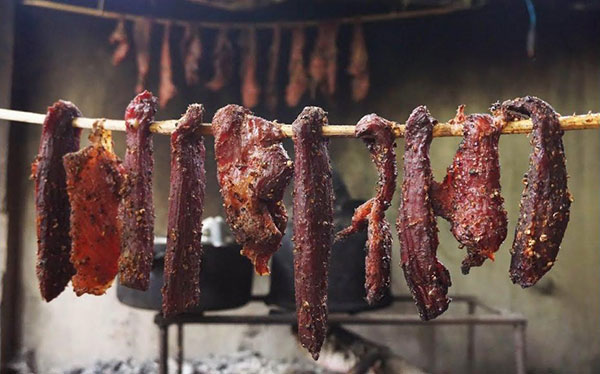 Thịt được gác lên hong qua khói