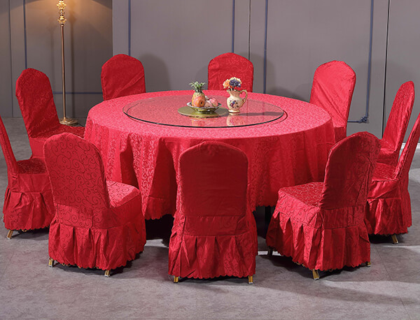 Mâm xoay bàn ăn phù hợp trang trí trên khăn trải bàn màu đỏ