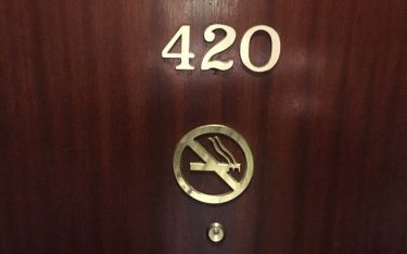 420 là gì? Giải mã bí ẩn vì sao khách sạn không dùng số phòng 420