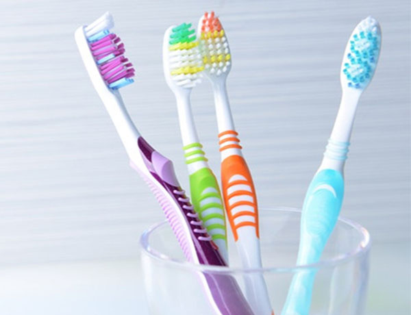 Bàn chải đánh răng thông thường được sử dụng phổ biến và có nhiều mẫu mã khác nhau