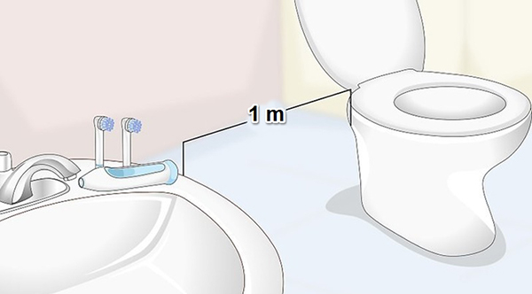 Chú ý khoảng cách giữa bàn chải và toilet nhằm hạn chế sự lây lan vi khuẩn