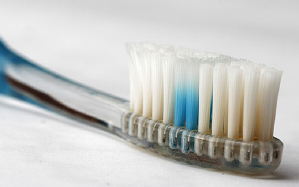 Khi thấy bàn chải ngả màu thì hãy thay mới để đảm bảo sức khỏe răng miệng