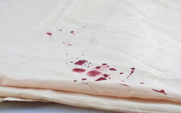 cách tẩy vết máu trên ga giường