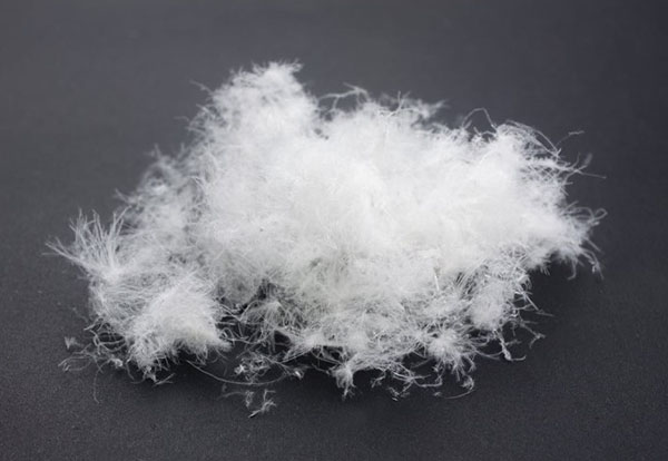 Chăn lông vũ rất dễ bị vón cục nếu không được vệ sinh đúng cách