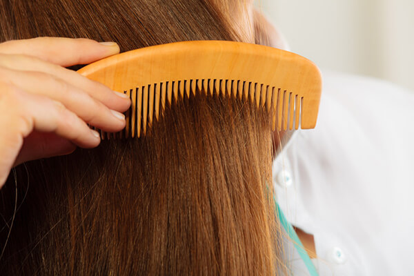 Cần có chế độ dinh dưỡng phù hợp, dùng lược gỗ răng thưa ngăn ngừa gãy tóc