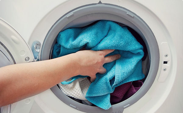 Sai lầm rất phổ biến khác khi giặt ga là giặt quá nhiều trong một lần