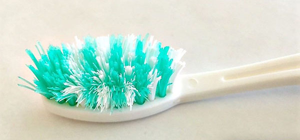 Bàn chải đánh răng dùng lâu ngày sẽ bị sờn lông chải, không mang lại hiệu quả mà ngược lại có chứa rất nhiều vi khuẩn gây hại