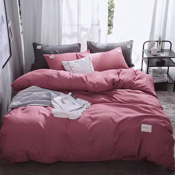 Tone hồng pastel nhẹ nhàng sẽ làm phòng ngủ của bạn không bị "chọi"