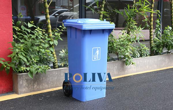 Tại đường phố hoặc công viên, thùng rác nhựa được dùng phổ biến