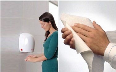 Nên dùng máy sấy tay hay khăn giấy ở nhà vệ sinh công cộng?