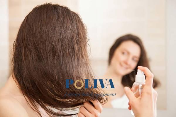 Dùng xịt dưỡng để bảo vệ tóc khỏi nhiệt độ của máy sấy là cách đơn giản giúp tóc chắc khỏe và đẹp hơn