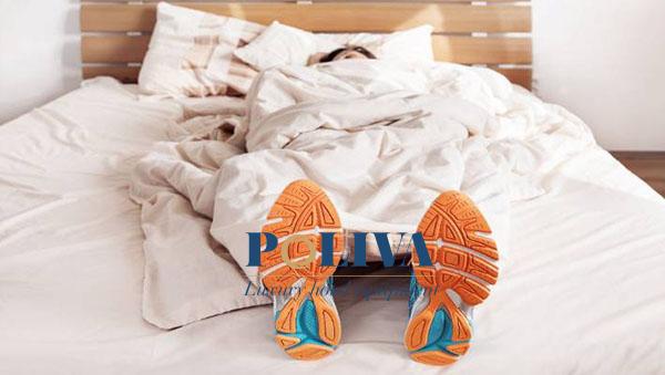 Thói quen đi giày dép lên giường của nhiều người sẽ nhanh làm giường bị bẩn
