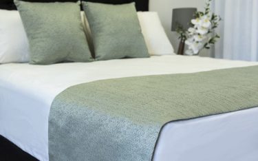 Vải tafta là gì? Vì sao vải tafta thường dùng may tấm trải ngang giường?
