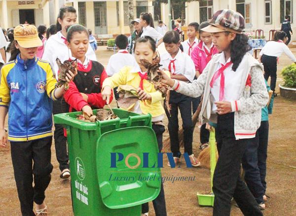 Trang bị thùng rác trong trường học góp phần tạo môi trường xanh - sạch - đẹp, nâng cao ý thức của học sinh