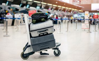 Hướng dẫn cách dùng xe chở hành lý sân bay: Đơn giản, dễ hiểu