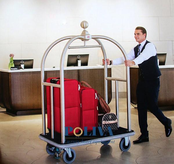 Bellman khách sạn đang vận chuyển hành lý của hành khách