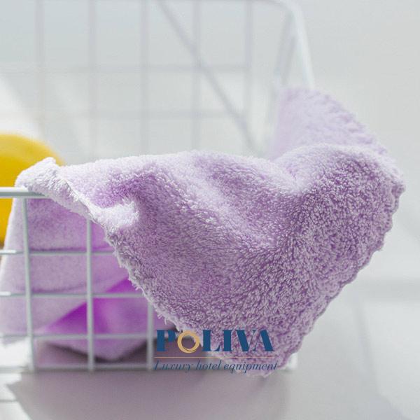 Dùng khăn mềm nhúng nước để lau chùi