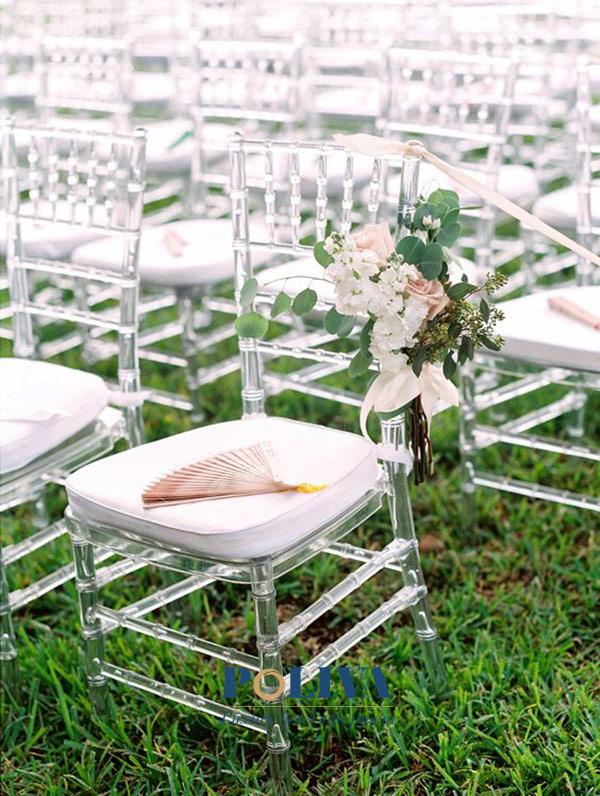 Trên nền cỏ xanh, ghế Tiffany trắng trong suốt rất nổi bật