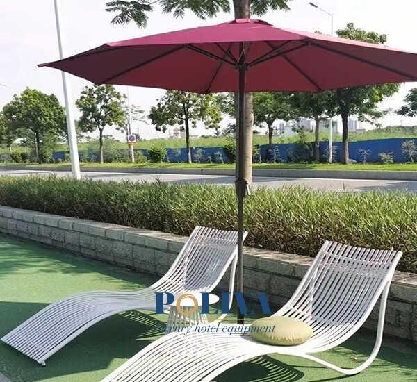 Ghế tắm nắng kim loại chắc chắn với thiết kế mềm mại kết hợp ô dù mang đến điểm nhấn thẩm mỹ hoàn hảo cho không gian nghỉ dưỡng