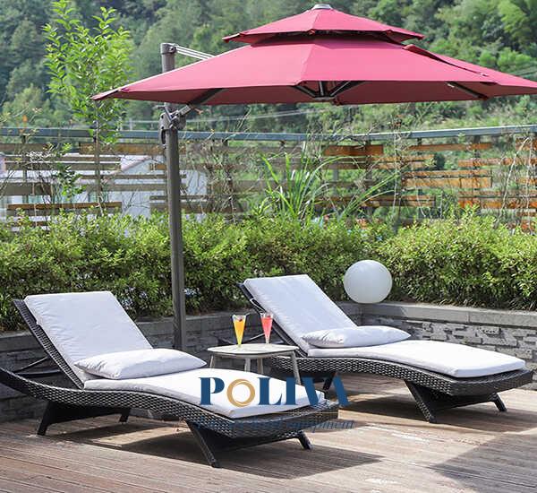 Ghế tắm nắng mây nhựa kết hợp nệm dày êm ái đi cùng ô dù che nắng giúp người dùng an tâm thư giãn dưới ánh nắng