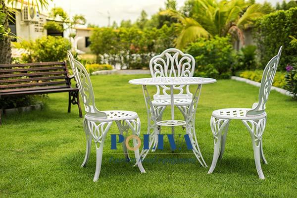 Ghế sắt sân vườn nhỏ và thường để thành cả bộ bàn ghế