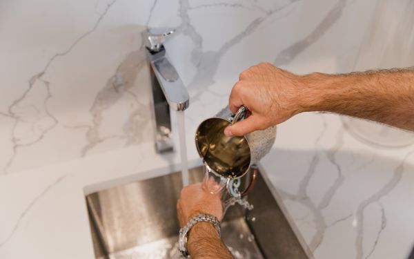 Tránh tiếp xúc với hóa chất ăn mòn quá mạnh