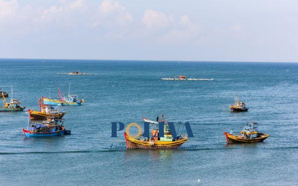 Hoạt động giao thông, đánh bắt thủy sản trên biển cũng góp phần vào việc ô nhiễm môi trường biển