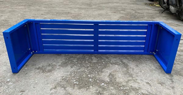 Chân ghế có thể bắt vít xuống sàn giúp ghế cố định tại vị trí mong muốn