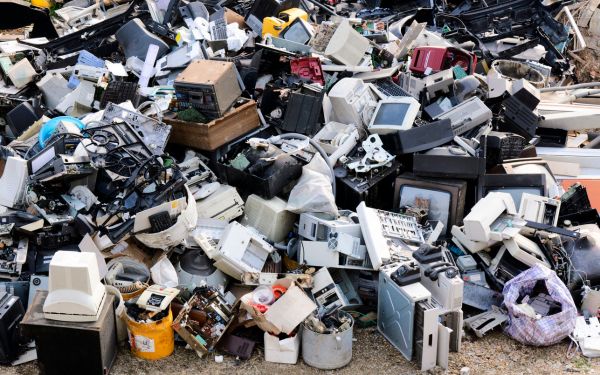 Bãi rác thải điện tử gây ô nhiễm nặng tới môi trường