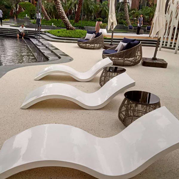 Ghế bể bơi bằng nhựa composite chắc chắn, bền bỉ chịu được nhiều yếu tố thời tiết ngoài trời