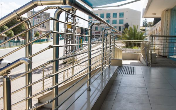 Inox được sử dụng làm lan can trong xây dựng