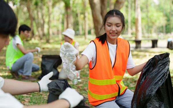 Việc giáo dục ý thức và trách nhiệm đến việc bảo vệ môi trường ra rất quan trọng