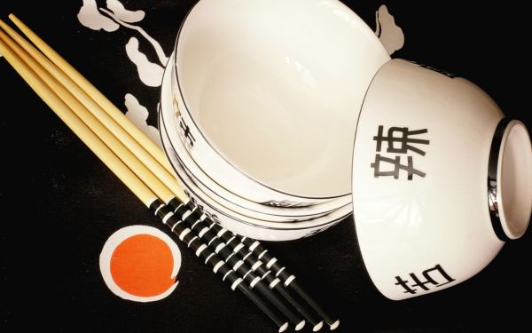 Không để đồ ăn, đồ dùng bát đũa, dụng cụ nhà bếp gần vị trí đặt thùng rác 