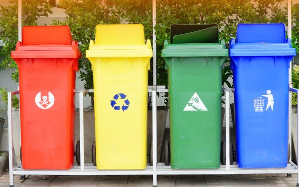 Thùng rác nhựa thường được làm từ nhựa HDPE về tính bền bỉ 