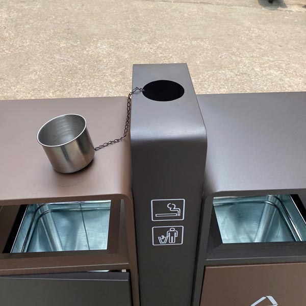 Thiết kế khay gạt tàn bằng inox trên nắp thùng rác